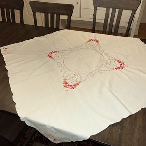 Vintage embroidered tablecloth with 4 napkins
